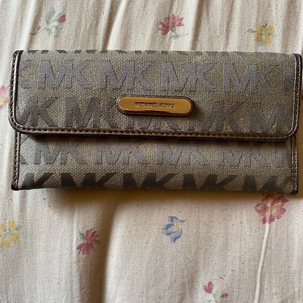 Wallet 7-1/2 inc to 3-1/2 in case